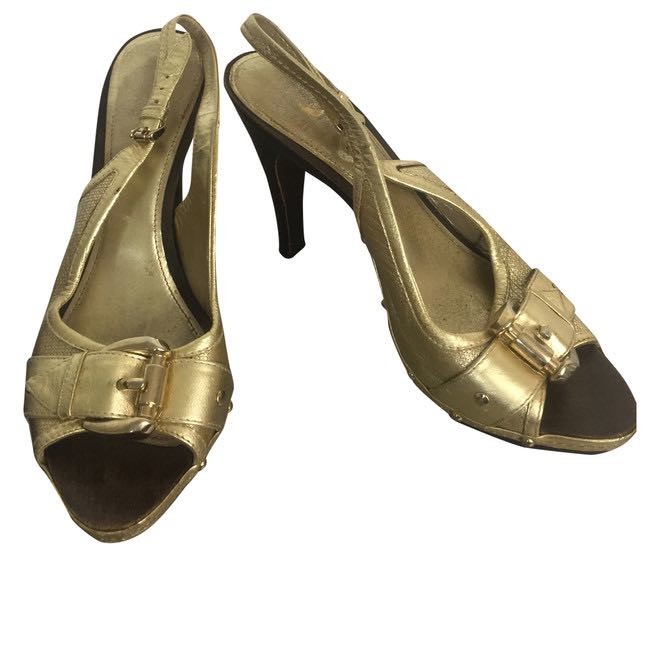 burberry pumps gold
