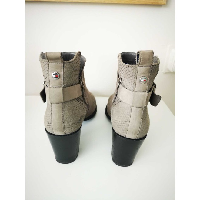 tommy hilfiger fawn boots