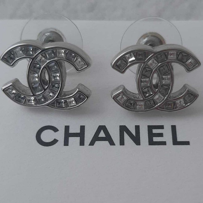 snorkel verwijderen Gedwongen Tweedehands zilver zilver Chanel oorbellen | The Next Closet
